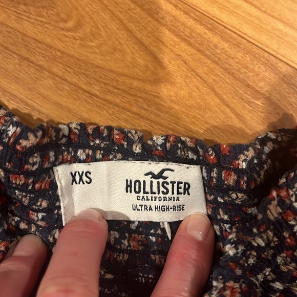 3/$20 Hollister XXS Navy shorts with rust/red white tan flowers. - Picture 5 of 5